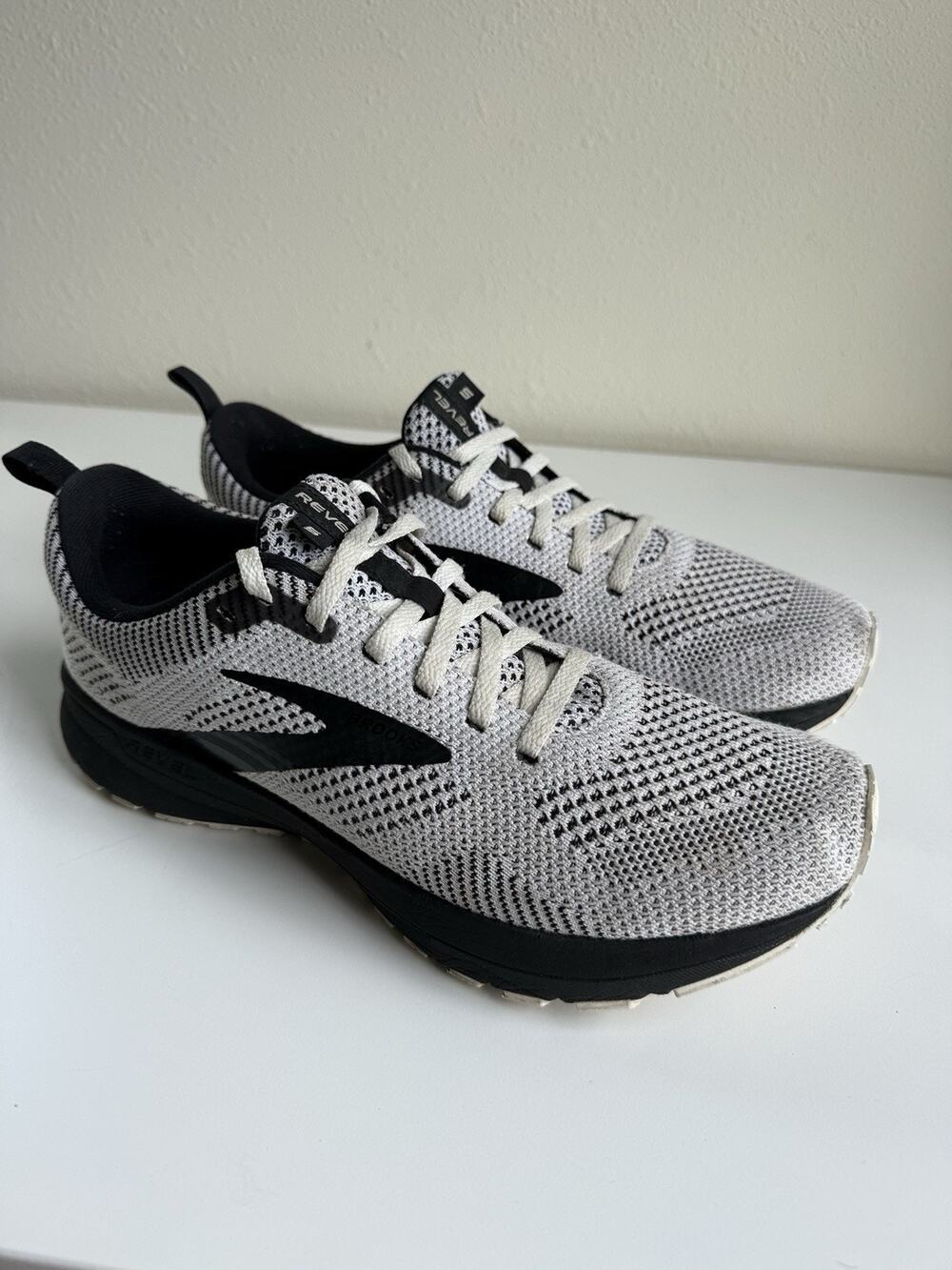 Brooks Women’s Revel 5 Sneakers 9.5 White Running Low Top Athletic